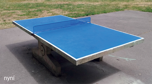 Stůl na stolní tenis ve Španielově ulici po renovaci — modře natřená hrací plocha se sítí
