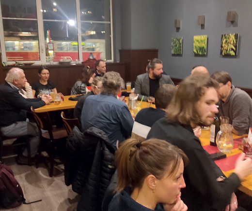 Sousedé u stolů v restauraci Šenkovna během setkání s Řepskými sousedy